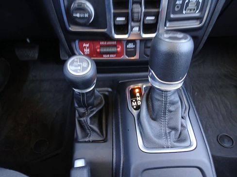 Used 2025 Jeep Wrangler Willys image 47