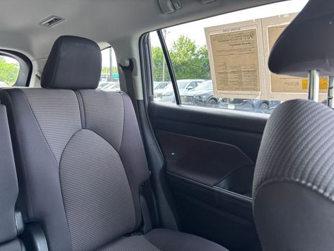 Used 2025 Toyota Highlander LE FWD image 38