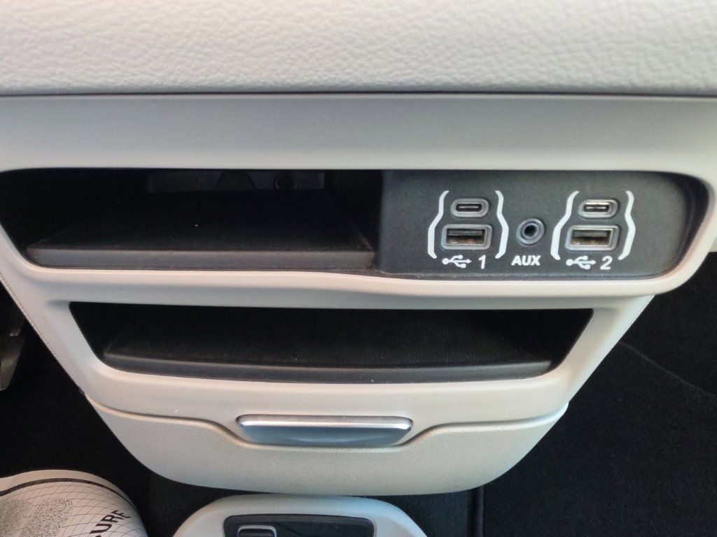Used 2023 Chrysler Pacifica Touring-L FWD image 14