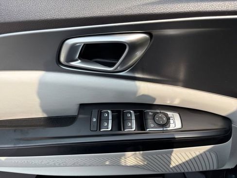 Used 2024 Kia Carnival LX FWD image 19