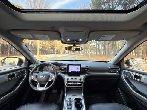 Used 2022 Ford Explorer XLT w/ Equipment Group 202A image 2