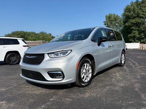 Used 2024 Chrysler Pacifica Touring-L FWD image 2