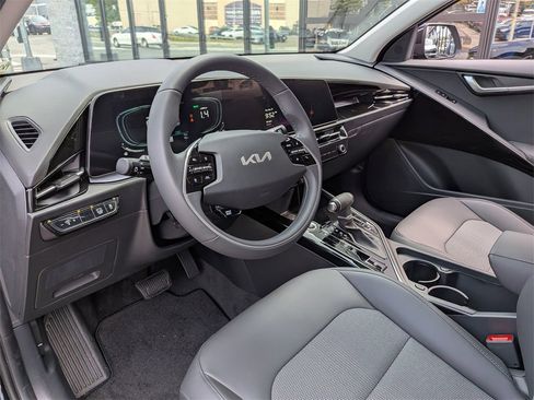 Used 2024 Kia Niro EX image 12