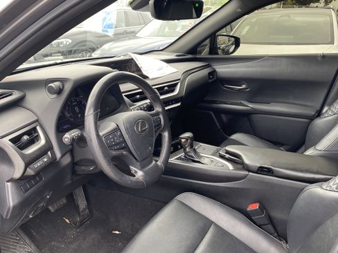 Used 2019 Lexus UX 200 w/ Premium Package FWD image 8