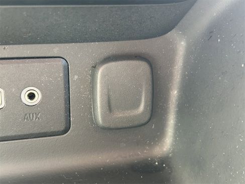 Used 2024 GMC Terrain SLE image 28