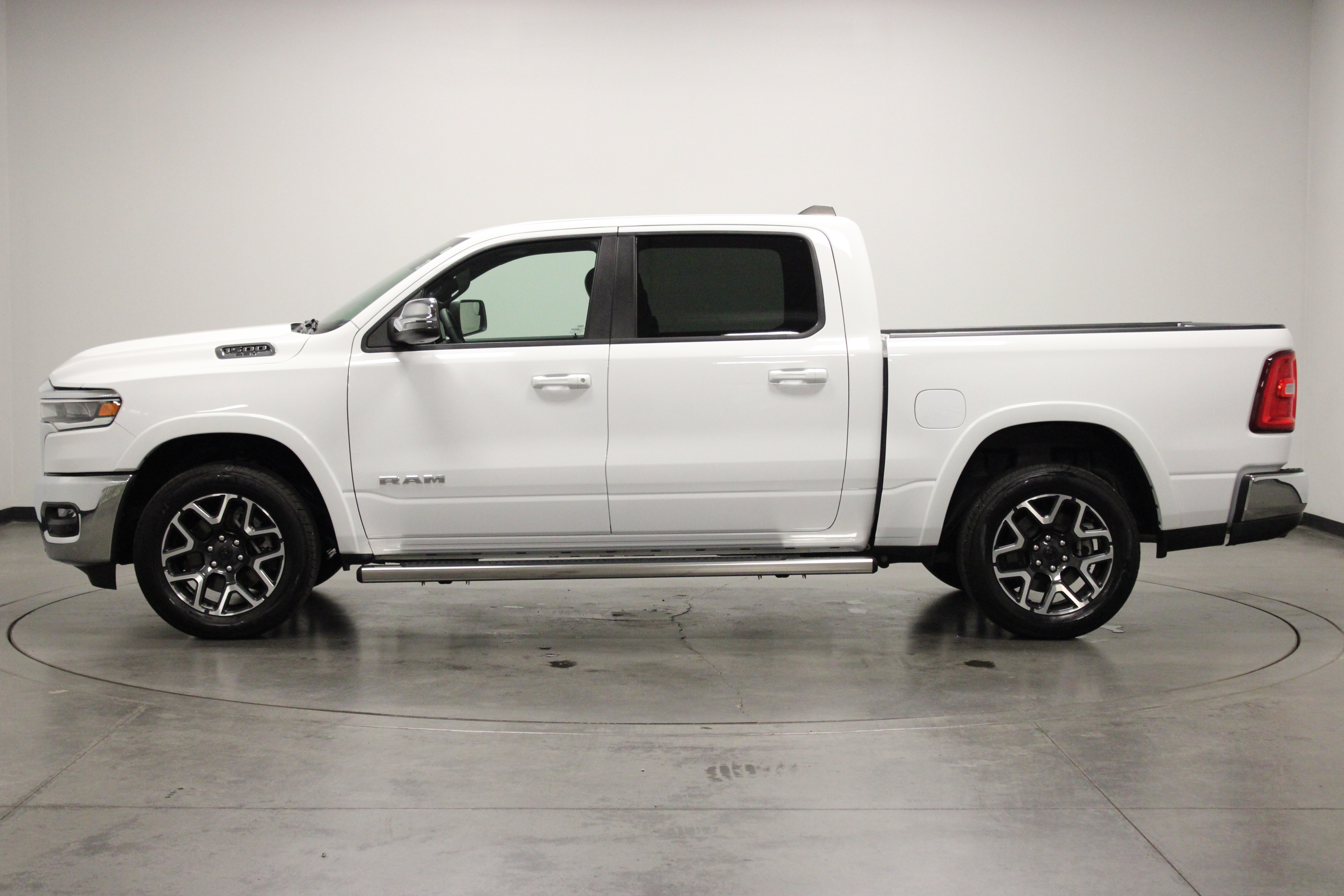Used 2025 RAM 1500 Laramie AWD/4WD image 5