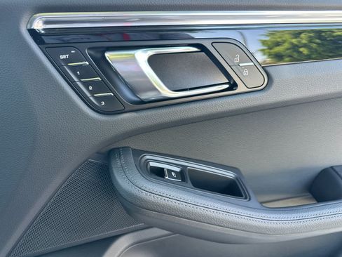 Certified 2025 Porsche Macan AWD/4WD image 19