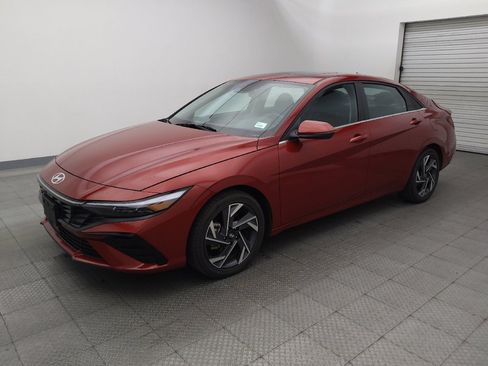 Used 2025 Hyundai Elantra Limited FWD image 2
