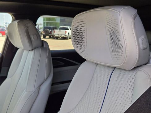 Used 2024 Cadillac Lyriq Luxury AWD/4WD image 12