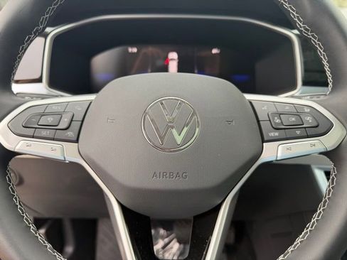 New 2026 Volkswagen Taos SE FWD image 18
