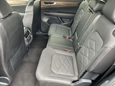 Used 2024 Volkswagen Atlas SE AWD/4WD image 16