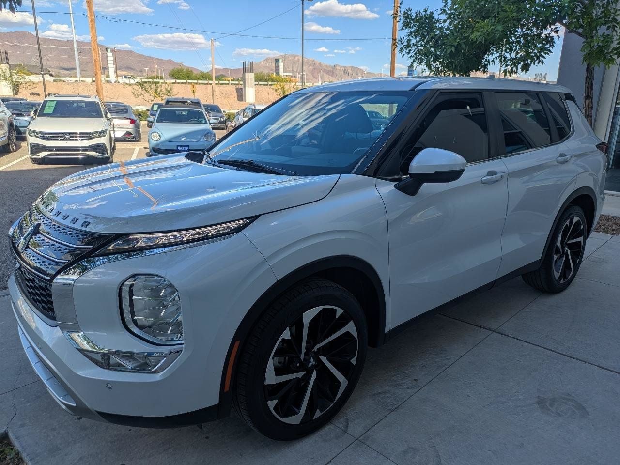 Used 2023 Mitsubishi Outlander SE FWD image 3