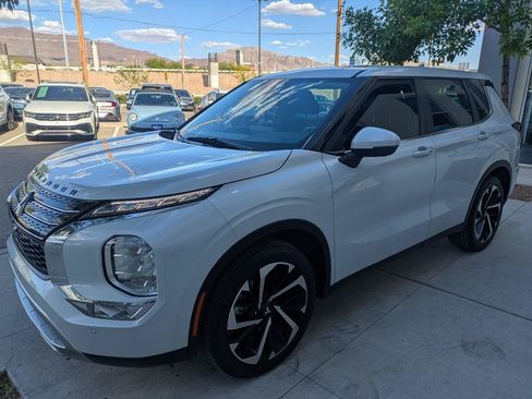 Used 2023 Mitsubishi Outlander SE FWD image 3