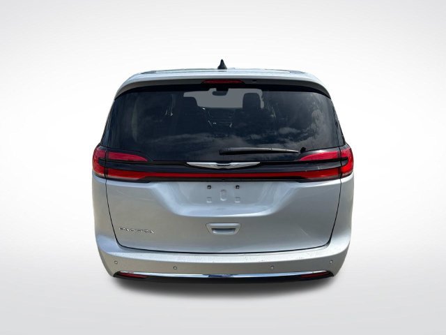 Used 2024 Chrysler Pacifica Touring-L FWD image 9