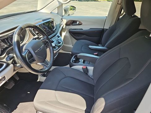 Used 2019 Chrysler Pacifica Touring Plus w/ Advanced Safetytec Group FWD image 17