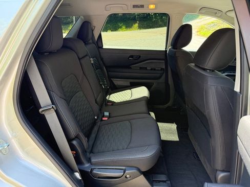 Used 2025 Nissan Pathfinder SV AWD/4WD image 21