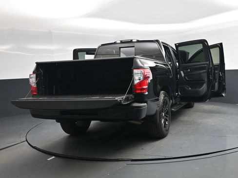 Used 2018 Nissan Titan SV w/ SV Convenience Package image 27