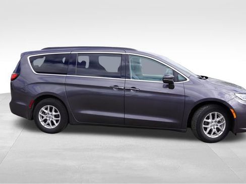 Used 2022 Chrysler Pacifica Touring-L FWD image 2
