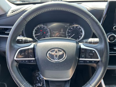Used 2023 Toyota Highlander LE FWD image 24