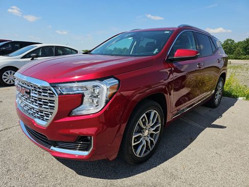 Used 2024 GMC Terrain Denali w/ Denali Premium Package AWD/4WD image 2