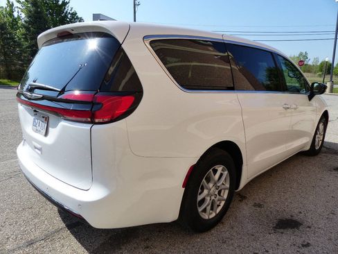 Used 2026 Chrysler Pacifica Select FWD image 11