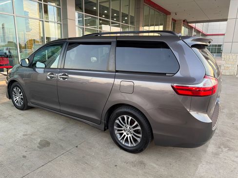 Used 2019 Toyota Sienna XLE FWD image 14