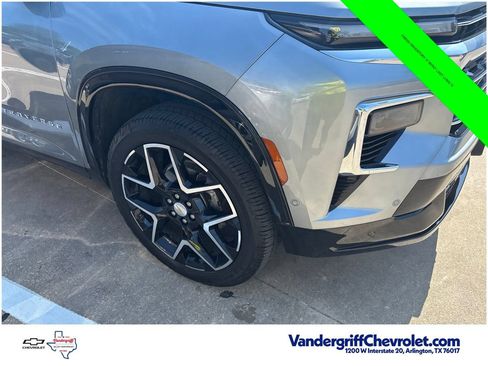 Used 2025 Chevrolet Traverse High Country FWD image 3
