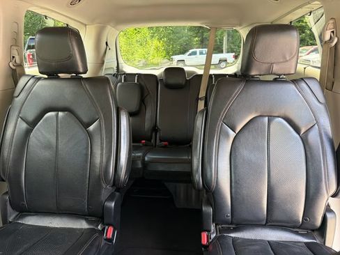 Used 2019 Chrysler Pacifica Touring-L FWD image 21