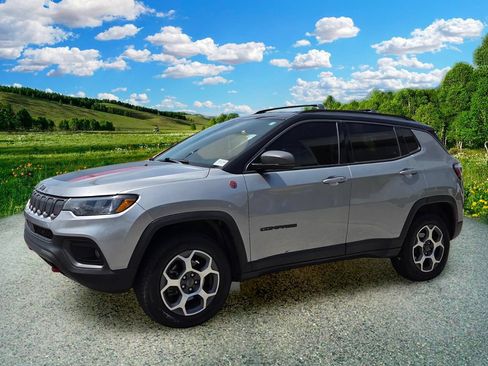 Used 2022 Jeep Compass Trailhawk w/ Trailhawk Convenience Group AWD/4WD image 2
