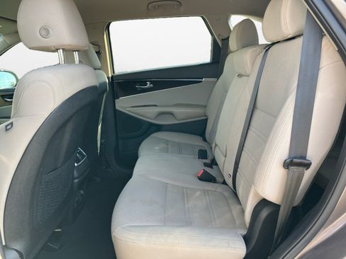 Used 2019 Kia Sorento FWD V6 image 16