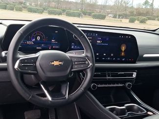 Used 2025 Chevrolet Traverse LT video 3