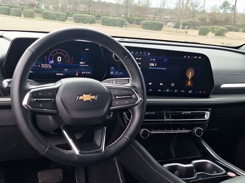 Used 2025 Chevrolet Traverse LT image 3