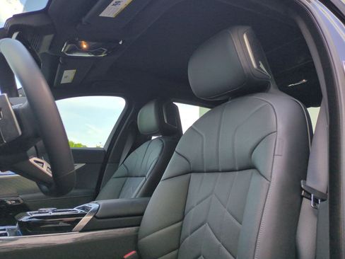Used 2025 BMW 760i xDrive w/ Luxury Rear Seating Package AWD/4WD image 15