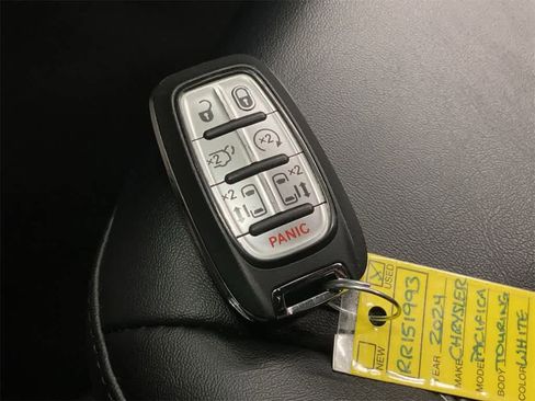 Used 2024 Chrysler Pacifica Touring-L image 28
