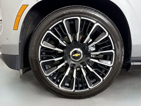 Used 2025 Chevrolet Suburban High Country AWD/4WD image 34