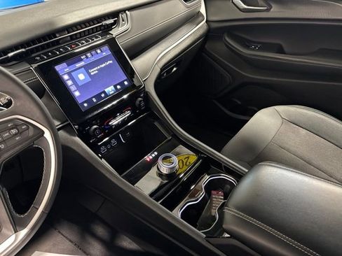 Used 2023 Jeep Grand Cherokee Laredo AWD/4WD image 27