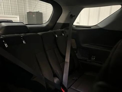 Used 2023 Ford Explorer XLT AWD/4WD image 17