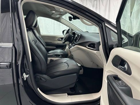 Used 2023 Chrysler Pacifica Touring-L image 61