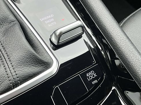 Certified 2025 Jeep Compass Limited image 38