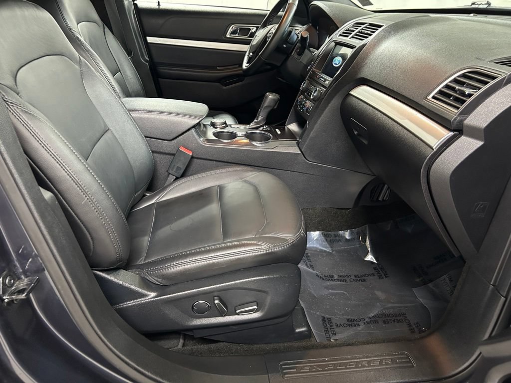 Used 2017 Ford Explorer XLT w/ Equipment Group 202A AWD/4WD image 13