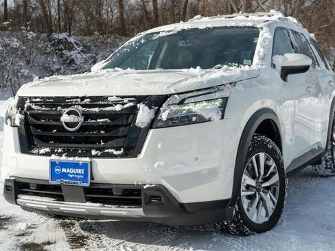 Used 2024 Nissan Pathfinder SL w/ Black Appearance Package image 1