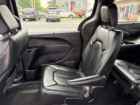 Used 2022 Chrysler Pacifica Touring-L w/ S Appearance Package FWD image 17