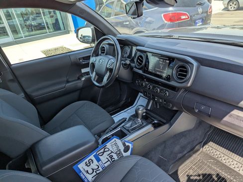 Used 2018 Toyota Tacoma TRD Off-Road w/ Technology Package AWD/4WD image 38