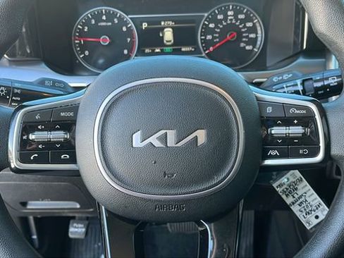 Used 2023 Kia Sorento LX image 8