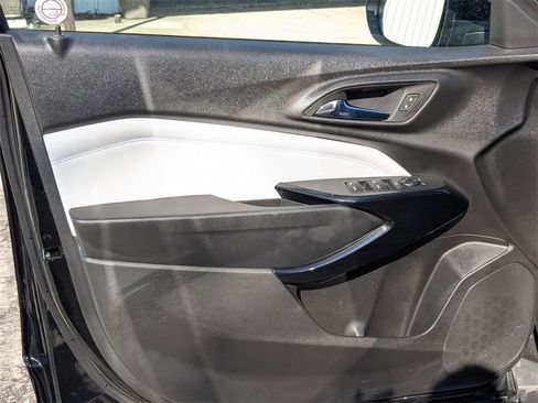 Used 2025 Chevrolet Trax LT w/ LT Convenience Package image 11