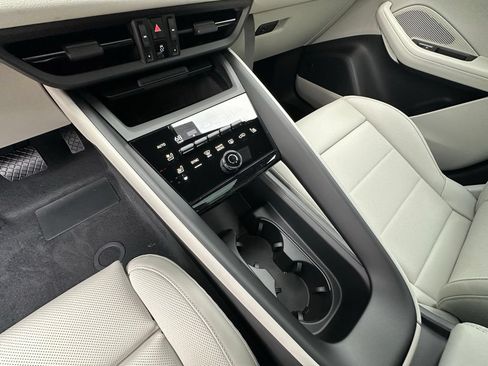 Certified 2026 Porsche Macan Electric RWD image 28