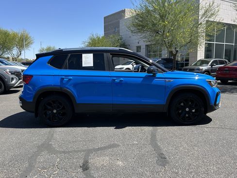 Used 2023 Volkswagen Taos SE w/ Panoramic Sunroof Package FWD image 5