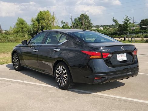 Used 2025 Nissan Altima 2.5 SV FWD image 7