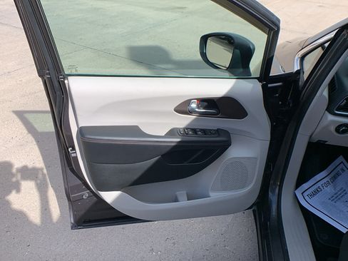 Used 2018 Chrysler Pacifica L FWD image 11