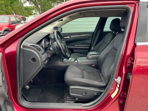 Used 2018 Chrysler 300 Touring w/ Chrome Appearance Package image 9